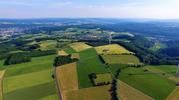 Vista aérea de um campo agrícola contra o céu