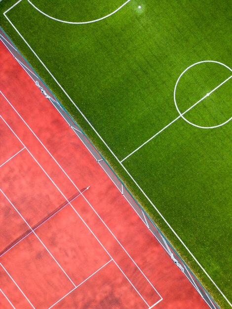 Vista aérea de um campo de futebol e de uma quadra de tênis para atividades e competições