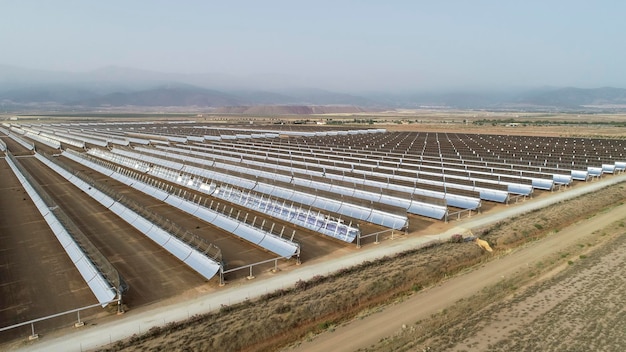 Vista aérea de um campo de painéis solares