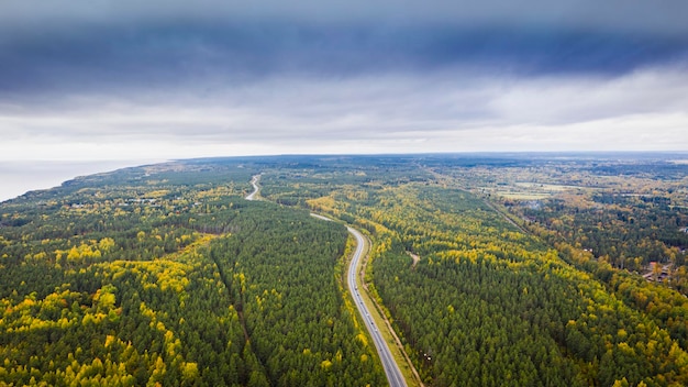 Vista aérea de um carro na estrada Paisagem de outono do campo