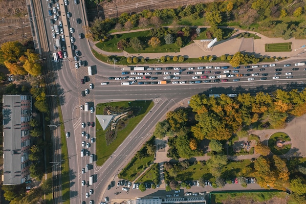 Vista aérea de um cruzamento com cruzamentos e cruzamentos urbanos modernos para tráfego de automóveis