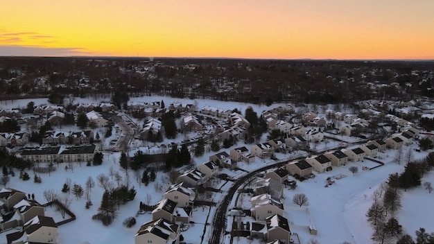 Vista aérea de um dia de neve na cidade americana de mostrar casas de fileiras com telhados cobertos de neve no inverno