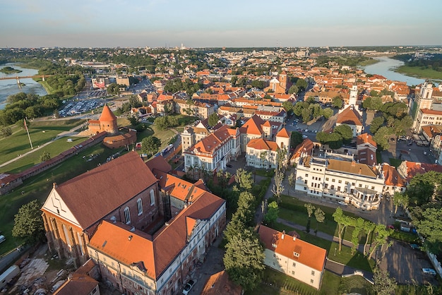 Vista aérea de um distrito residencial contra o céu