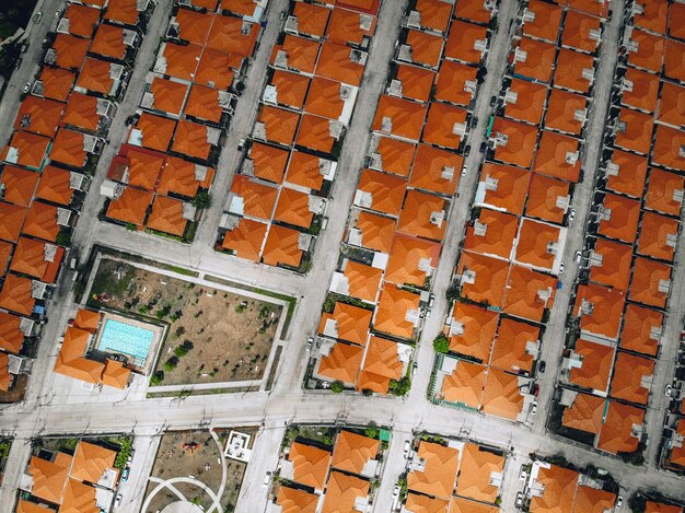 Vista aérea de um drone alinhava telhados de casas com telhas vermelhas. Paisagem bonita