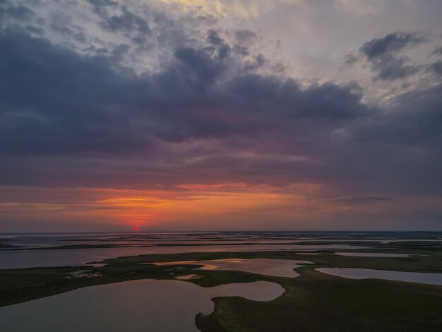 Vista aérea de um drone ao pôr do sol sobre os lagos ao ar livre