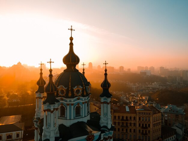 Vista aérea de um drone da Igreja de Santo André em Kiev no outono ao pôr do sol