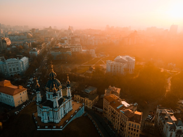 Foto vista aérea de um drone da igreja de santo andré em kiev no outono ao pôr do sol