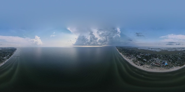 Vista aérea de um drone para as nuvens sobre o mar ao ar livre