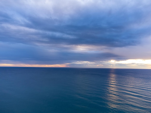 Vista aérea de um drone voador do nascer do sol sobre o oceano