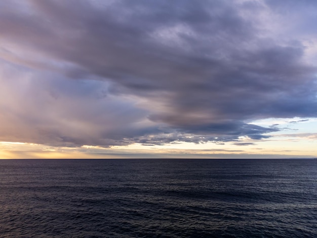 Vista aérea de um drone voador do nascer do sol sobre o oceano