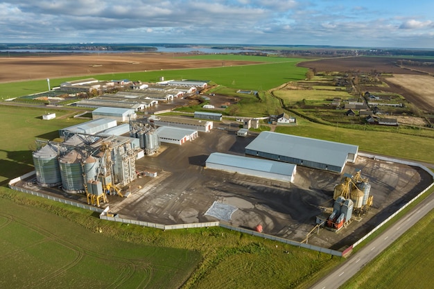 Vista aérea de um enorme complexo agroindustrial com silos e linha de secagem de grãos