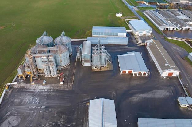 Vista aérea de um enorme complexo agroindustrial com silos e linha de secagem de grãos