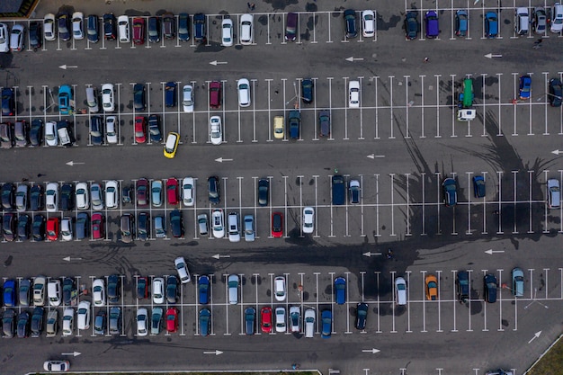 Vista aérea de um estacionamento