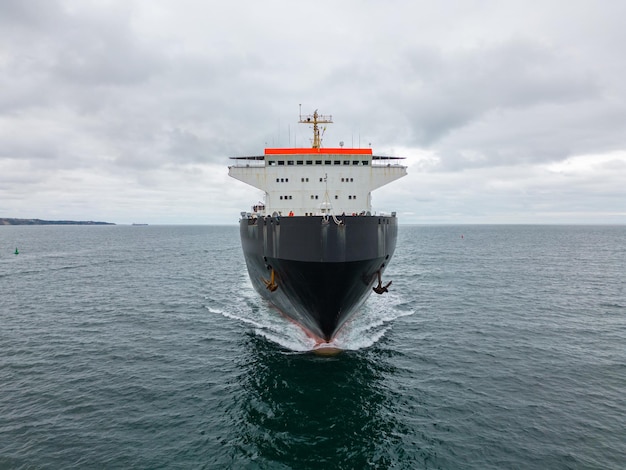 Vista aérea de um ferry boat transportando caminhões no mar