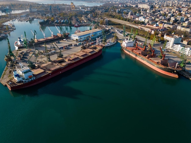 Foto vista aérea de um grande navio de carga carregado com grãos de trigo no porto ao pôr do sol