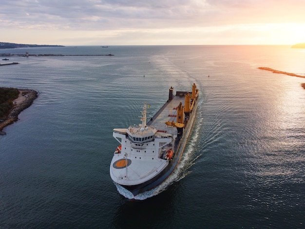 Vista aérea de um grande navio de carga de carro vazio entrando no porto de Varna