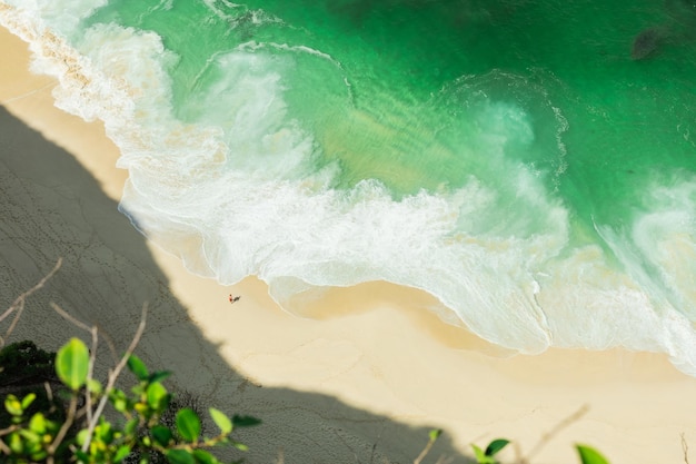 Foto vista aérea de um homem de pé na praia