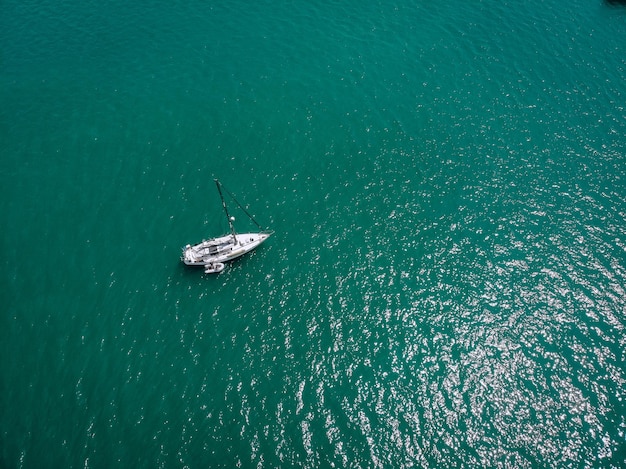 Vista aérea de um iate à vela nas águas turquesas do mar de Andaman. Phuket. Tailândia