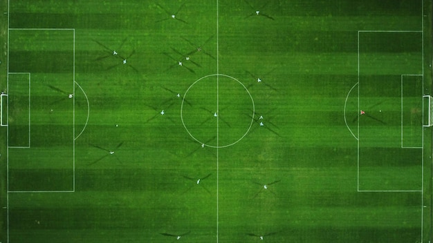 Vista aérea de um jogo de futebol Campo de futebol e jogadores de futebol de drone