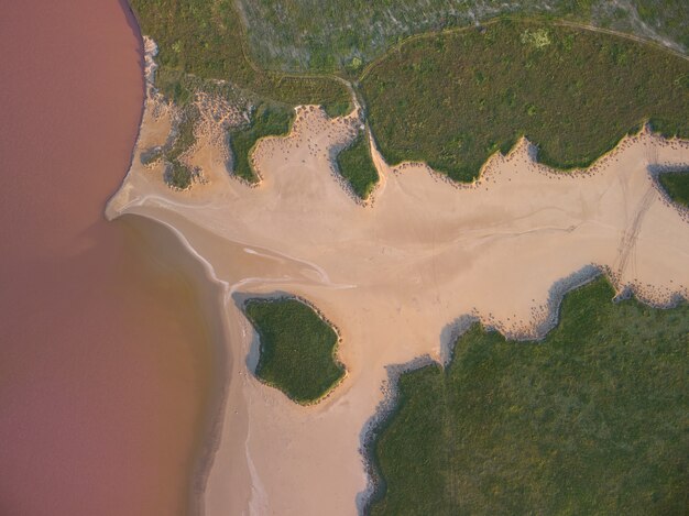 Vista aérea de um lago de sal rosa. Azov Ucrânia