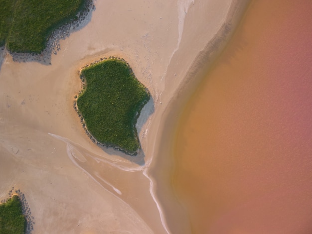 Vista aérea de um lago de sal rosa. Azov Ucrânia