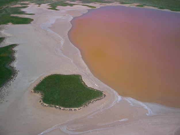 Vista aérea de um lago de sal rosa. Azov Ucrânia