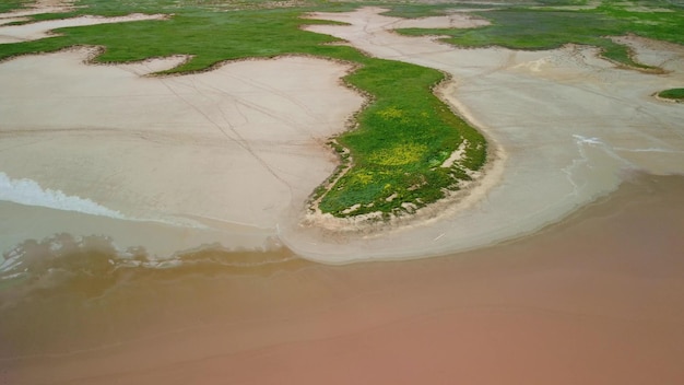 Vista aérea de um lago de sal rosa Azov Ucrânia