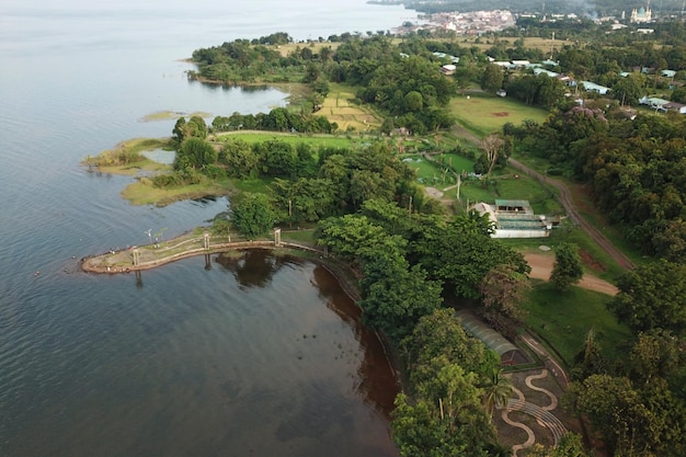 Vista aérea de um lago