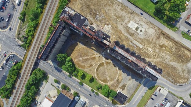 Vista aérea de um local industrial abandonado com vegetação em Ohio Urbana