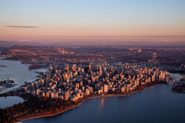 Vista aérea de um moderno centro da cidade durante um pôr do sol ensolarado de inverno