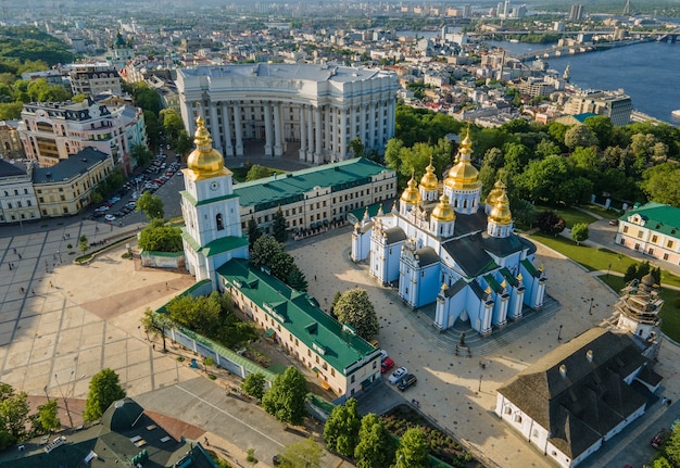 Vista aérea de um monastério drone st michaels goldendomed em kyiv