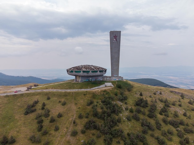 Vista aérea de um monumento soviético abandonado Buzludzha feito no estilo do brutalismo Bulgária