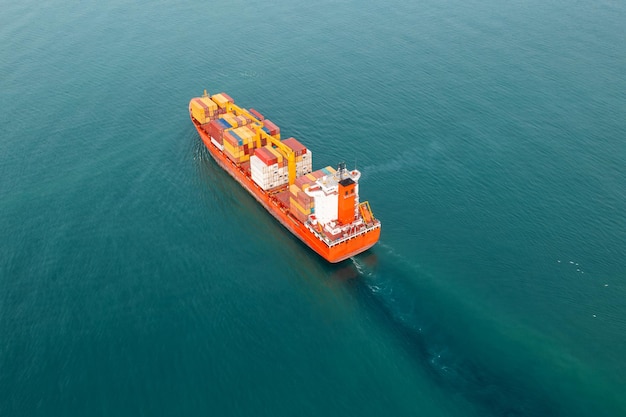 Vista aérea de um navio-container de carga que transporta contêineres para negócios de logística e de importação e exportação