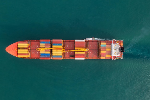 Foto vista aérea de um navio-container de carga que transporta contêineres para negócios de logística e de importação e exportação