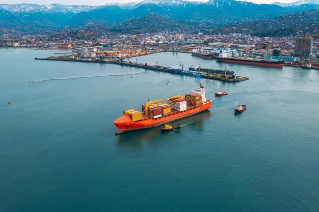 Foto vista aérea de um navio de carga que transporta contêineres para negócios de logística e de importação e exportação