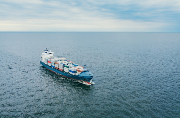 Vista aérea de um navio porta-contêiner navegando em mar aberto