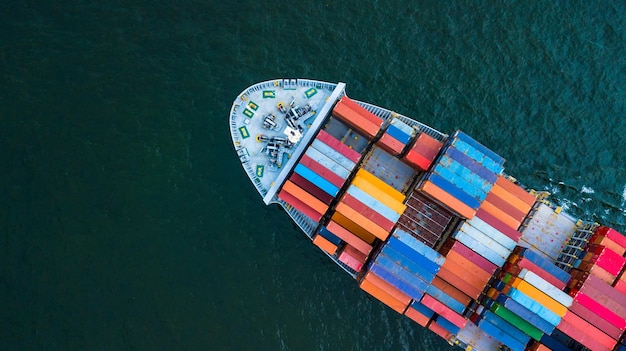 Vista aérea de um navio porta-contêineres no mar