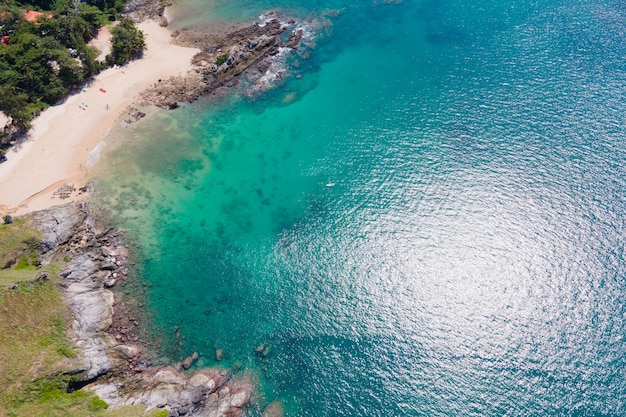 Vista aérea de um oceano com águas claras