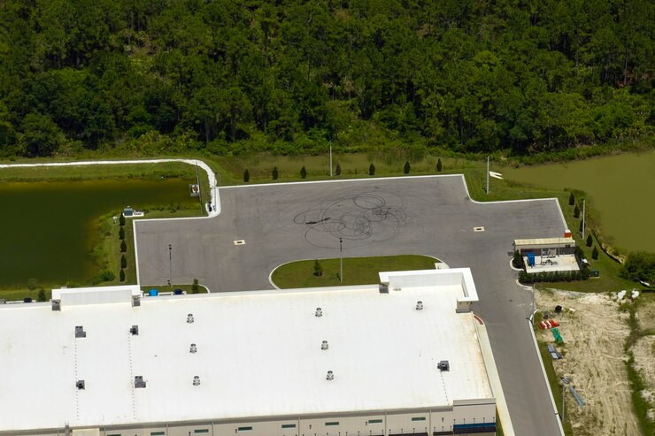 Foto vista aérea de um parque industrial com armazéns de mercadorias e centros logísticos na zona da cidade de cima