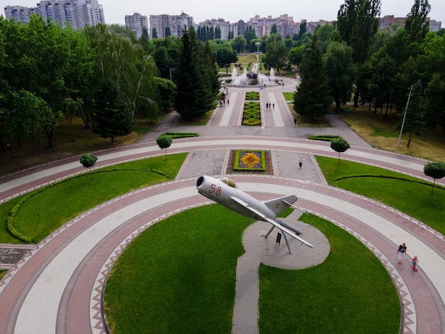 Vista aérea de um parque soviético de drones com um monumento de avião
