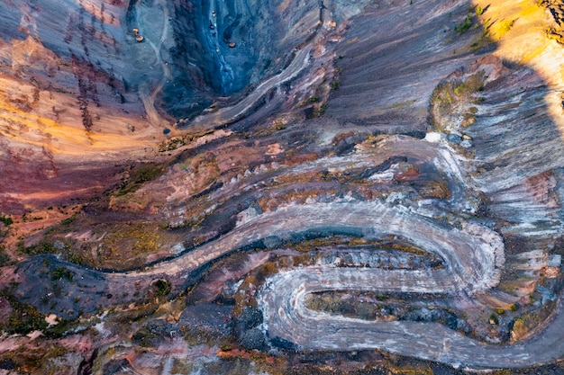 Foto vista aérea de um poço aberto de mineração de recursos de minério de ferro