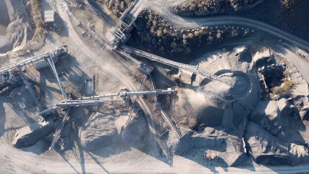 Vista aérea de um poço de cascalho na polônia. correias transportadoras distribuem a pedra. industria pesada