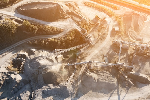 Vista aérea de um poço de cascalho na polônia. correias transportadoras distribuem a pedra. industria pesada