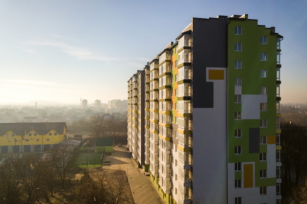 Vista aérea de um prédio residencial alto com muitas janelas e varandas.