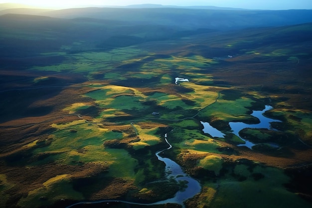 Vista aérea de um rio no vale ao pôr do sol na Rússia
