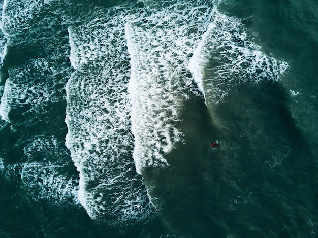 Vista aérea de um surfista no mar