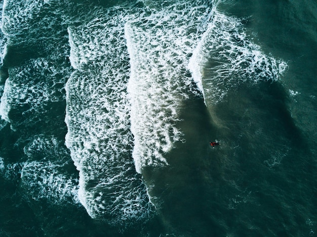 Foto vista aérea de um surfista no mar