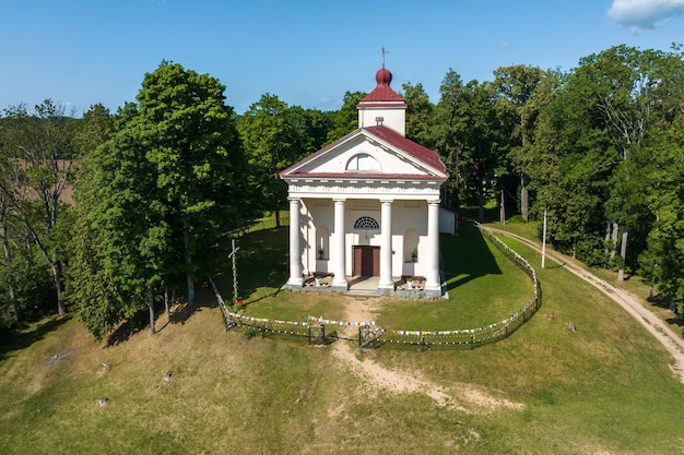 Vista aérea de um templo neogótico ou barroco ou de uma igreja católica no campo