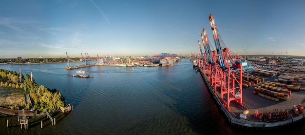 Vista aérea de um terminal de contêineres em Hamburgo