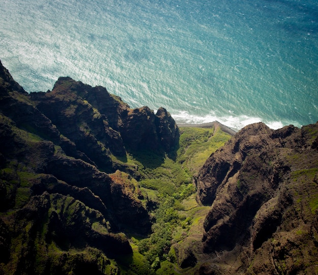 Foto vista aérea de um vale verde em kauai, havaí